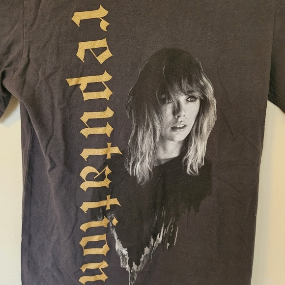 VGUC Taylor Swift Reputation Tour Tee Shirt Women Size Small 100% Cotton - Picture 2 of 11